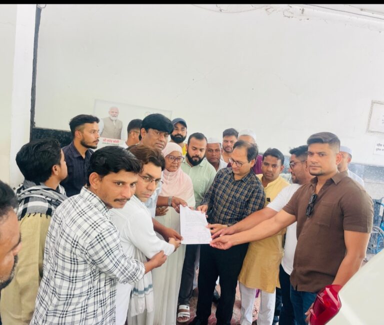 EWS प्रमाण पत्र एवं जाति प्रमाण पत्र नहीं बनाए जाने के विरुद्ध मुस्लिम समाज ने कलेक्टर को सौंपा ज्ञापन