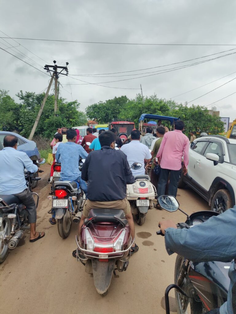 ब्रिलिएंट पब्लिक स्कूल में पार्किंग की व्यवस्था नहीं, ट्रैफिक जाम से जनता परेशान