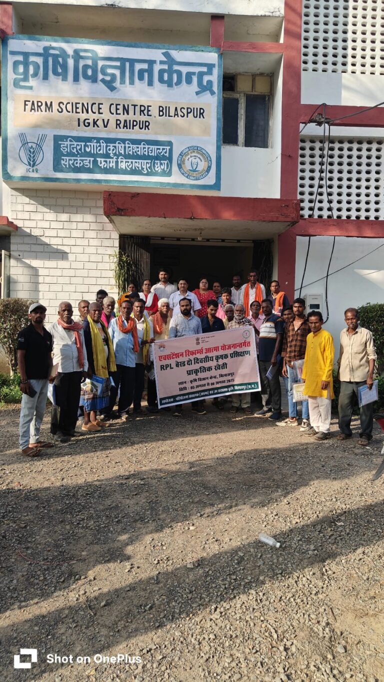 प्राकृतिक खेती कृषक क्यों करें,खेती में लगातार हो रहे अंधाधुन्ध रसायन के प्रयोग तथा उसके कुप्रभाव की जानकारी दी गई किसानों को