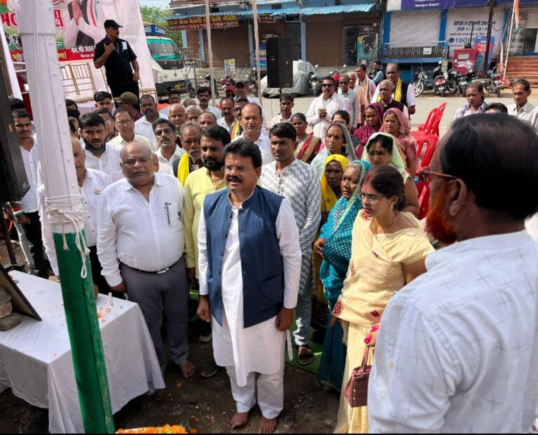 रतनपुर में पहली बार स्थानीय विधायक अटल श्रीवास्तव ने फहराया तिरंगा, जनता ने किया जोशीला स्वागत