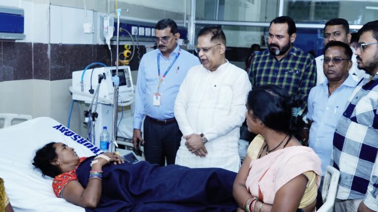 रेल हादसे के घायलों से मिले नगर विधायक अमर अग्रवाल, अस्पतालों में उपचार की स्थिति का लिया जायजा