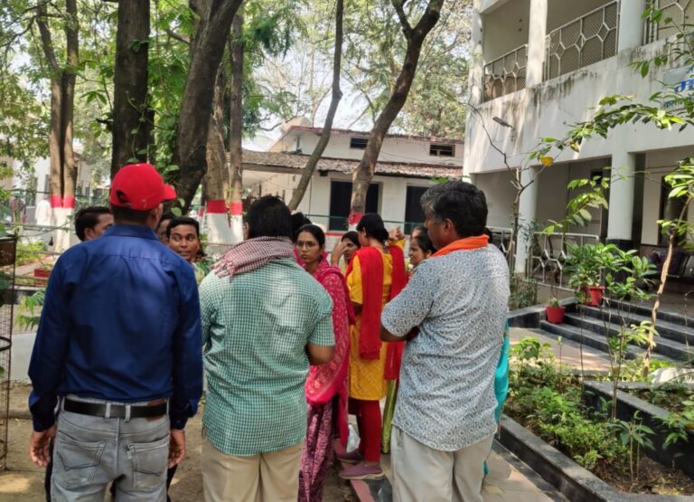 “मोर मकान मोर आस” के आवास पर कब्जा अटका: रास्ते को लेकर विवाद, हितग्राहियों ने कलेक्टर से लगाई गुहार